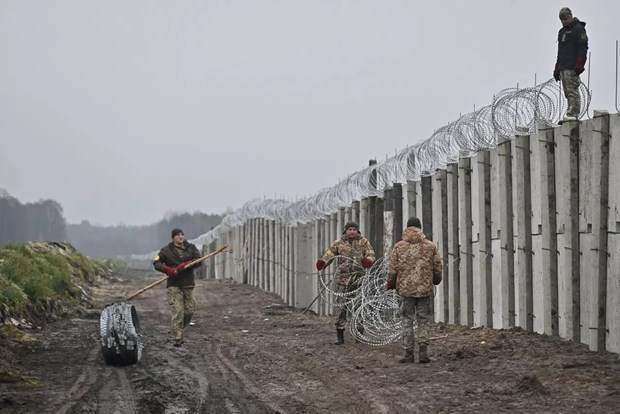 Bức tường bêtông tại biên giới Ukraine và Belarus. (Nguồn: ukranews.com)