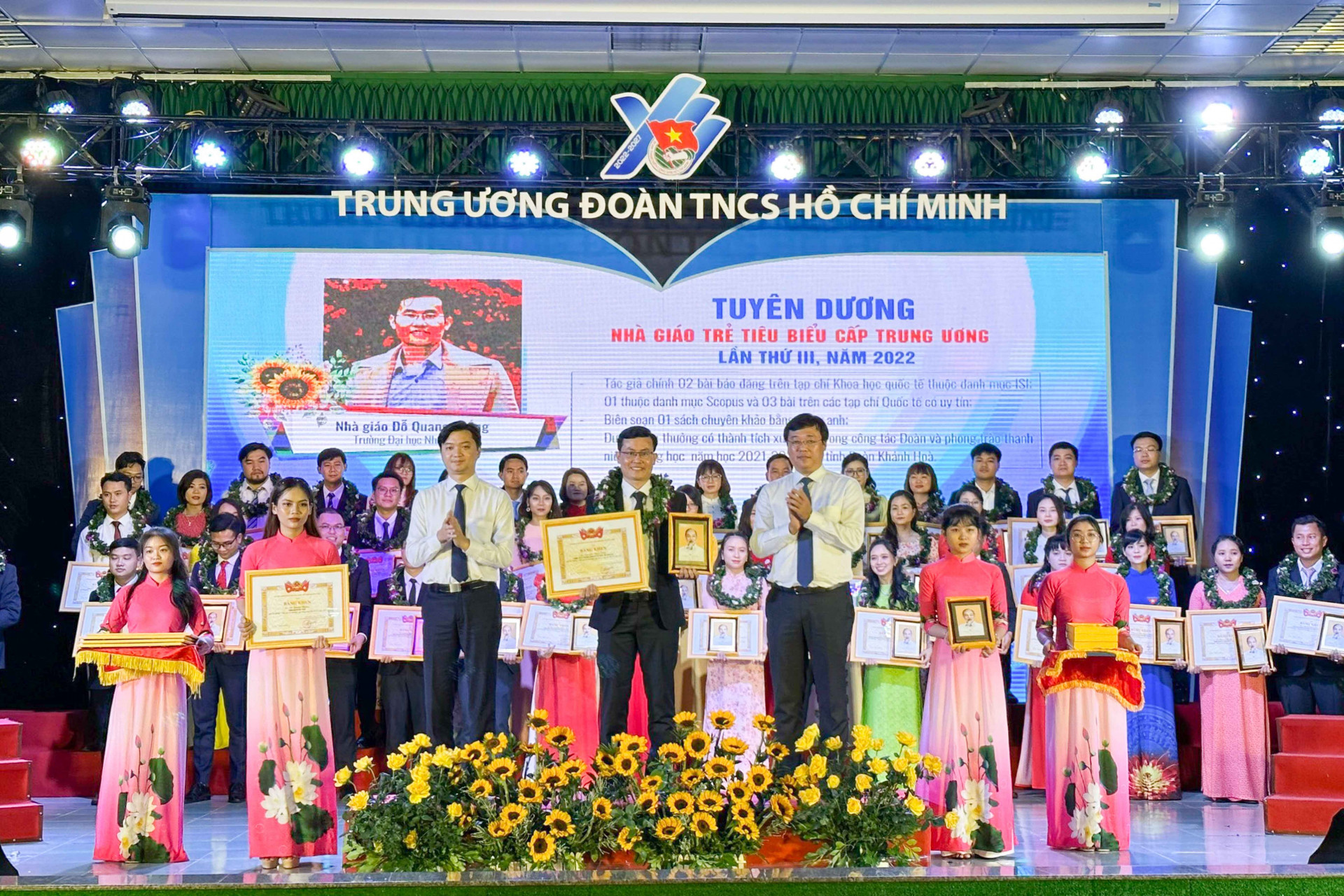 Ban tổ chức tuyên dương tiến sĩ Đỗ Quang Thắng - Giảng viên, Bí thư Đoàn trường Đại học Nha Trang