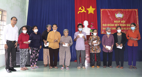 Đồng chí Nguyễn Khắc Hà tặng quà cho hộ nghèo của xã Vĩnh Ngọc.