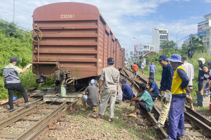 Ngành Đường sắt huy động nhân lực khắc phục sự cố.