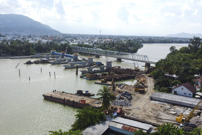 Constructing dam to prevent salinity on Cai River in Nha Trang