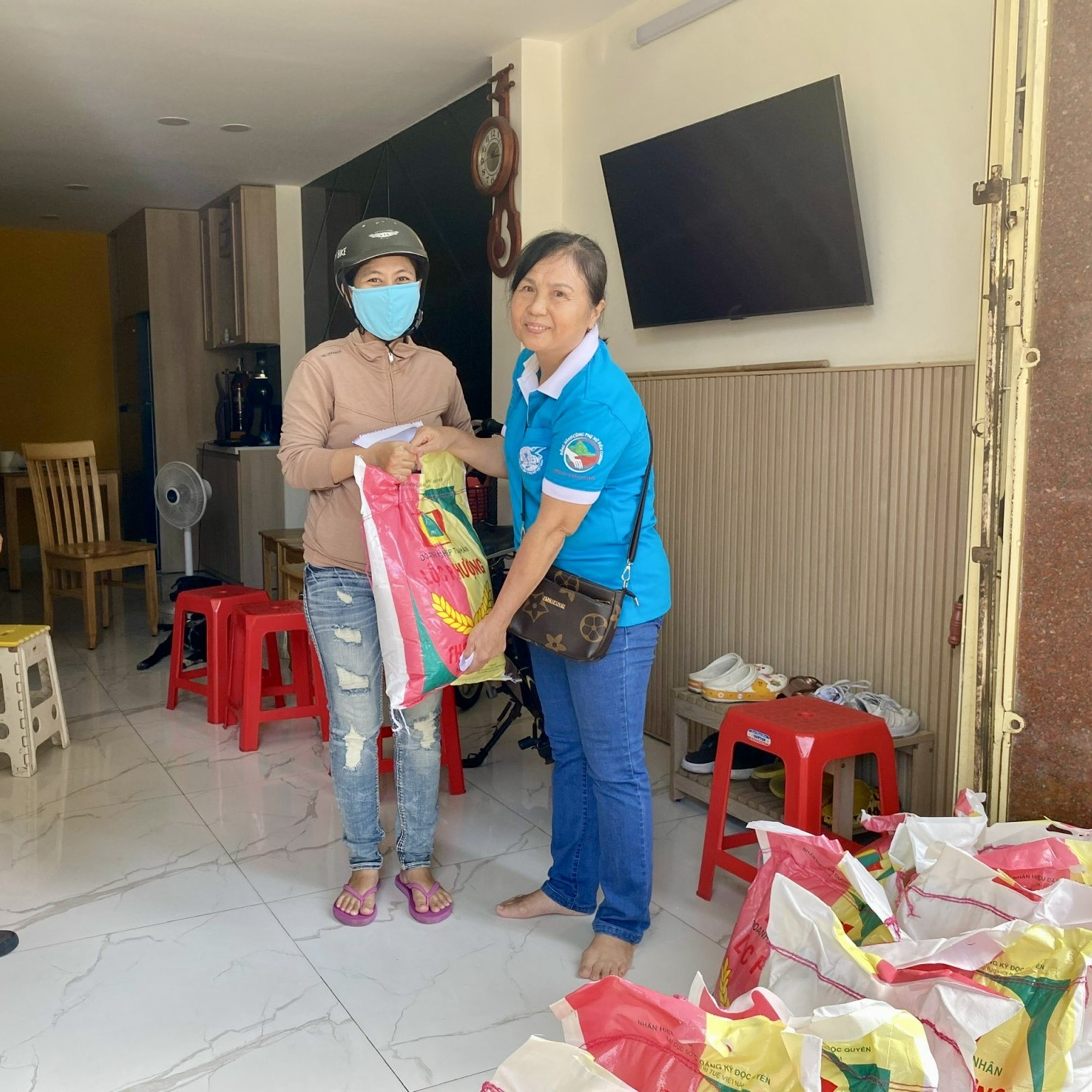 Trao 41 suất quà cho người khuyết tật, bệnh hiểm nghèo