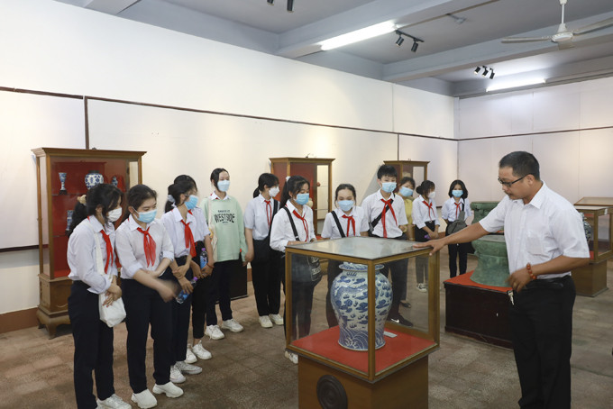 Pupils of Tran Quang Khai Junior High School (Dien Khanh District) visiting Khanh Hoa Museum 