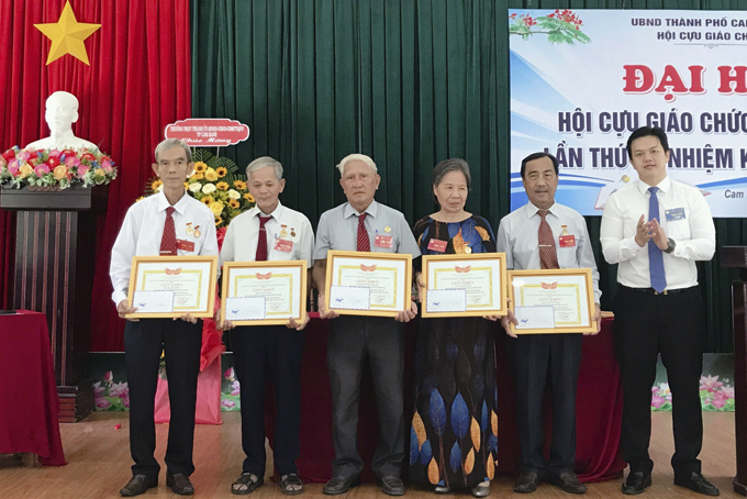 Khen thưởng các tập thể, cá nhân có thành tích xuất sắc trong hoạt động hội.