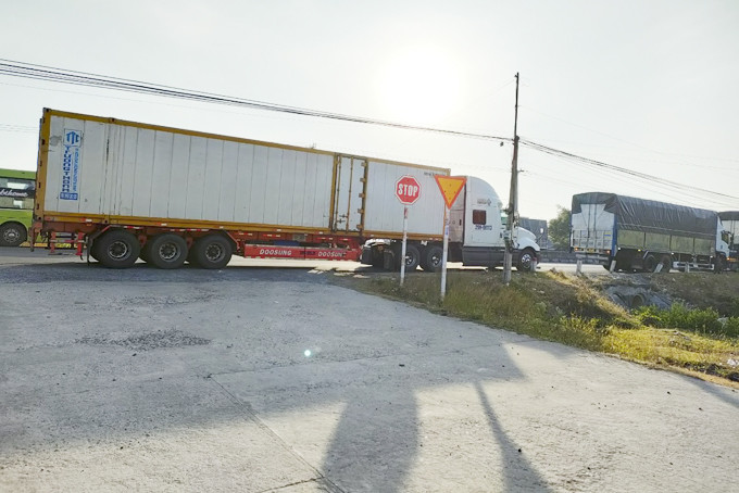 Xe tải trọng lớn đậu trước cổng trường gây mất an toàn giao thông.