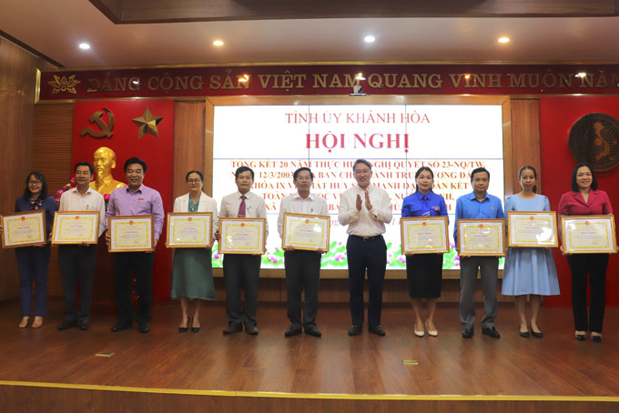 Đồng chí Nguyễn Hải Ninh trao bằng khen cho các tập thể có thành tích xuất sắc trong thực hiện Nghị quyết số 23.