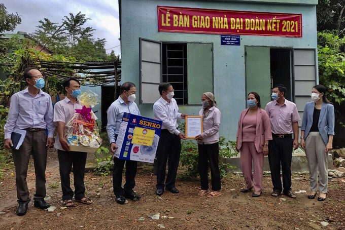 Đại diện UBMTTQ Việt Nam tỉnh trao nhà đại đoàn kết cho người dân huyện Khánh Vĩnh.