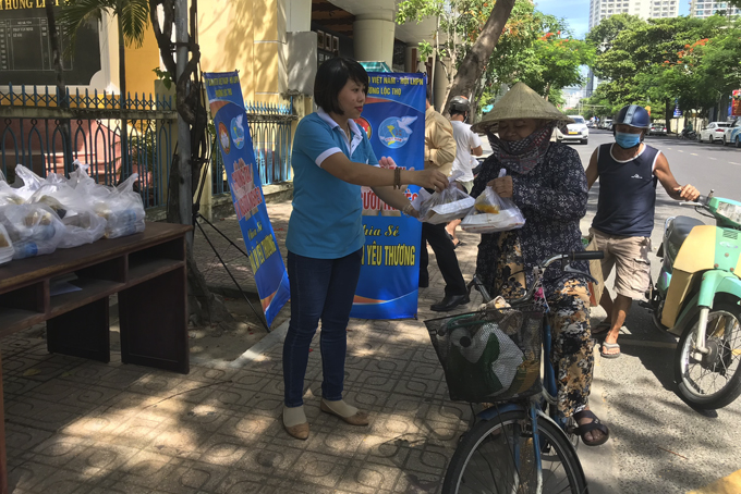 Người lao động nhận cơm “Bếp ăn từ thiện”  của UBMTTQ Việt Nam phường Lộc Thọ. 