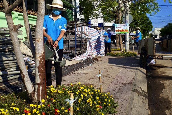 Phụ nữ phường Phước Long (TP. Nha Trang) chăm sóc tuyến đường hoa.