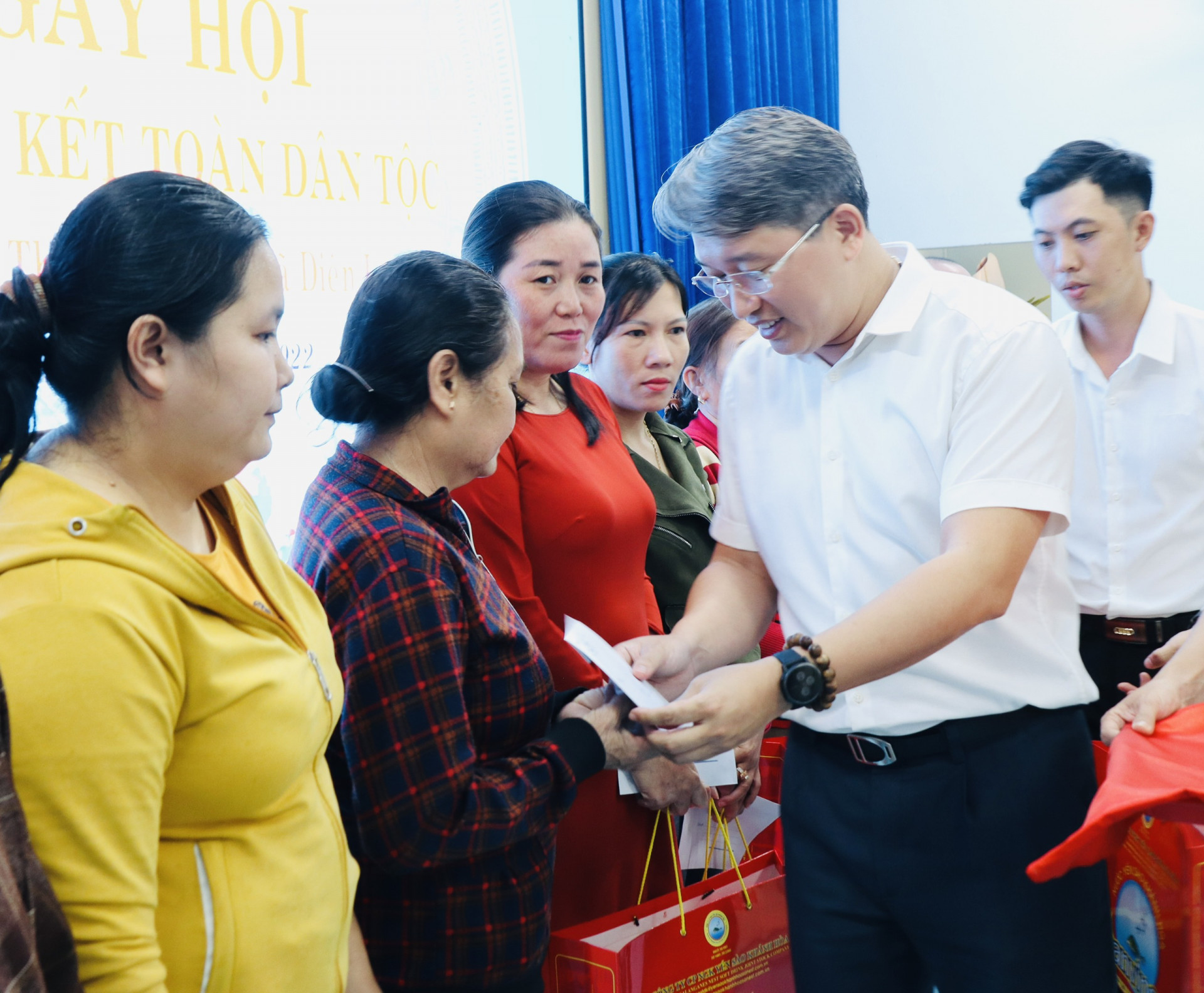 Bí thư Tỉnh ủy Nguyễn Hải Ninh trao tặng quà cho các hộ nghèo, hộ có hoàn cảnh khó khăn của khu dân cư Thanh Minh 3.