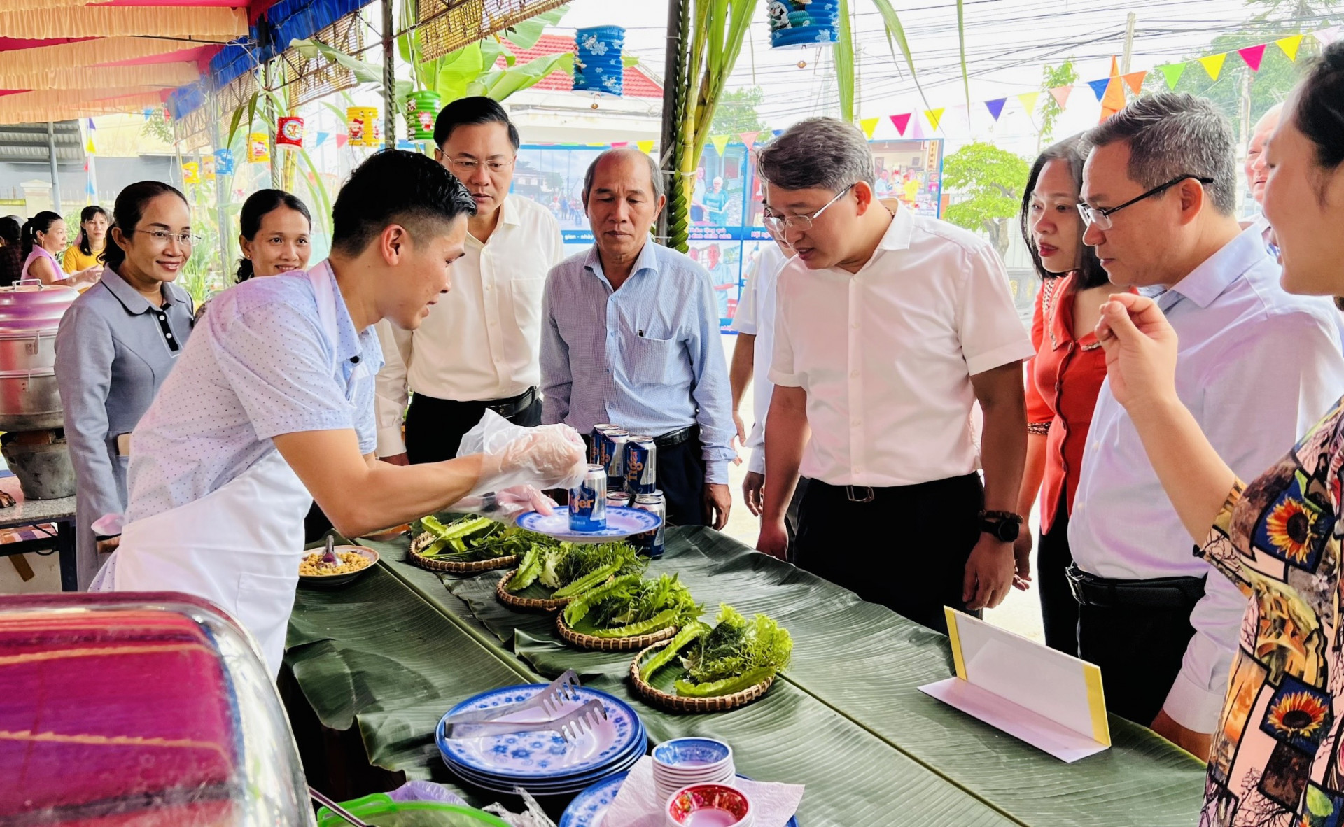 Bí thư Tỉnh ủy Nguyễn Hải Ninh cùng lãnh đạo MTTQ Việt Nam tỉnh, lãnh đạo huyện Diên Khánh tham quan gian hàng ẩm thực tại Ngày hội Đại đoàn kết dân tộc của Khu dân cư Thanh Minh 3