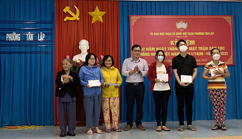 Lãnh đạo phường trao học bổng cho các học sinh.