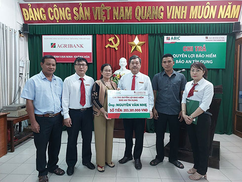 Đại diện ABIC Khánh Hòa trao biểu trưng cho đại diện gia đình khách hàng vay