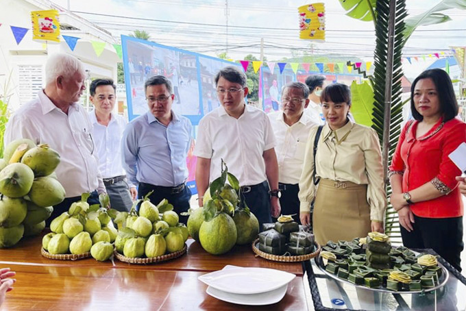 Đồng chí Nguyễn Hải Ninh - Ủy viên Trung ương Đảng, Bí thư Tỉnh ủy tham quan gian hàng trái cây tại Ngày hội đại đoàn kết toàn dân tộc ở Khu dân cư Thanh Minh 3, xã Diên Lạc, huyện Diên Khánh.