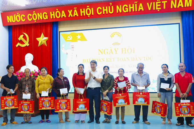 Đồng chí Nguyễn Hải Ninh - Ủy viên Trung ương Đảng, Bí thư Tỉnh ủy tặng quà cho các hộ nghèo của khu dân cư Thanh Minh 3, xã Diên Lạc, huyện Diên Khánh. Ảnh: X.T