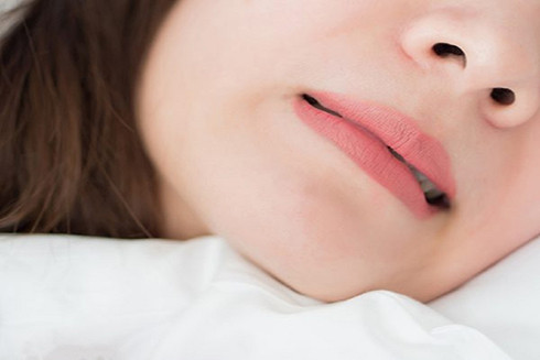 Nghiến răng khi ngủ không chỉ gây đau nhức hàm mà còn khiến răng dễ bị mài mòn. Ảnh: SHUTTERSTOCK