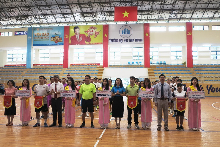Ban tổ chức trao cờ lưu niệm cho các đội. 