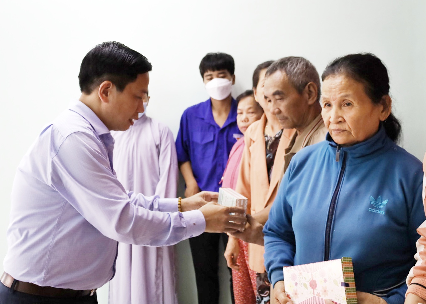 Ông Hà Quốc Trị trao quà cho người dân thôn Tân Quý.