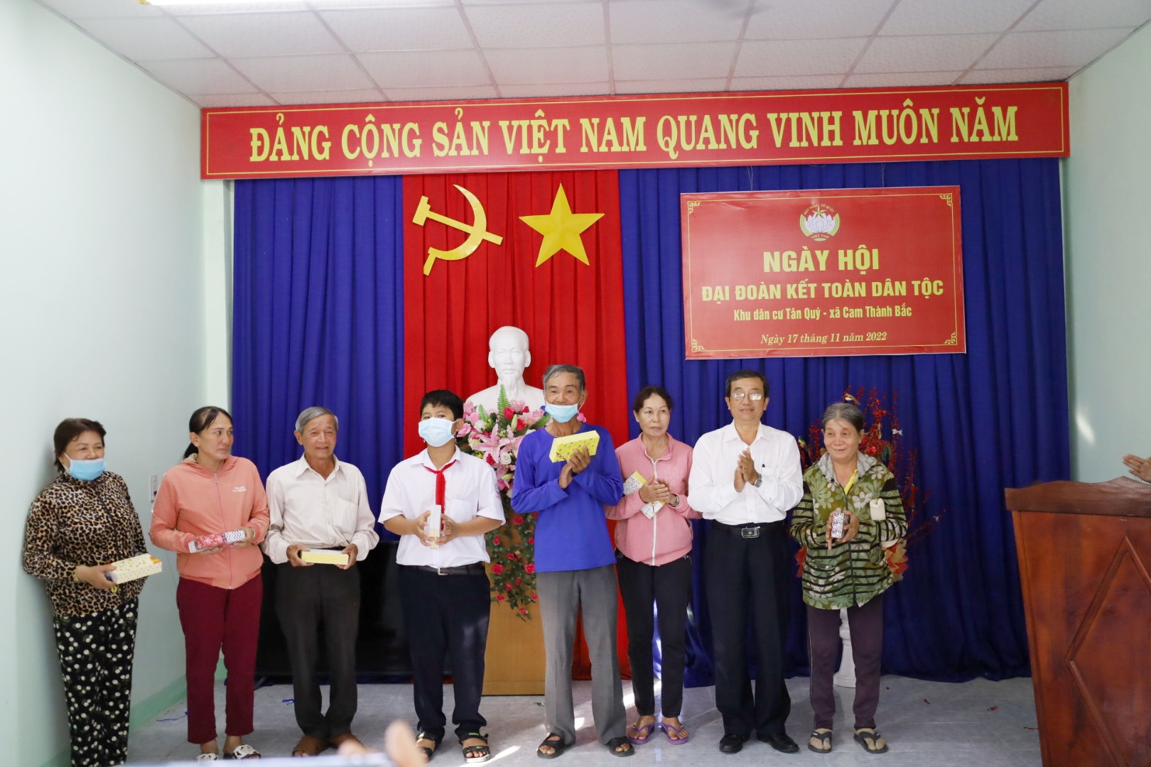 Ông Cao Ngọc Tâm trao quà cho người dân thôn Tân Quý.