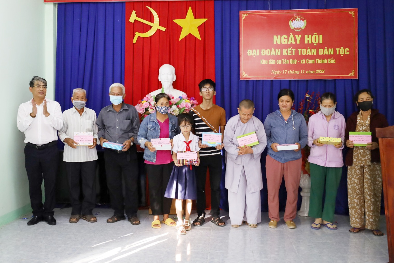 Ông Trần Xuân Tây - Phó Bí thư Thường trực Huyện ủy Cam Lâm trao quà cho các hộ dân.