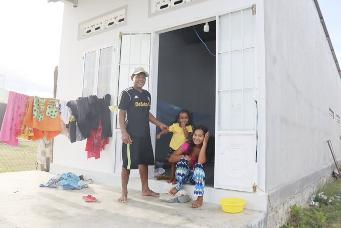 Gia đình anh Mang Bóng và chị Thị Quyến hạnh phúc trong ngôi nhà mới ở Khu tái định cư Cam Thịnh Tây.