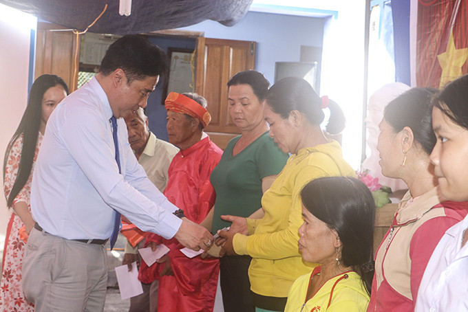 Ông Nguyễn Khắc Toàn trao quà cho các hộ nghèo, có hoàn cảnh khó khăn thôn Hải Triều.