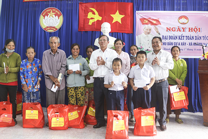 Ông Trần Ngọc Thanh tặng quà cho các hộ nghèo trong thôn A Xây.