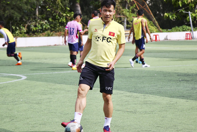 Cựu tiền vệ tuyển Việt Nam Lê Tấn Tài trong màu áo Olympic Gym  tại giải đấu sân 7 lần này. Nguồn: Bá Duy