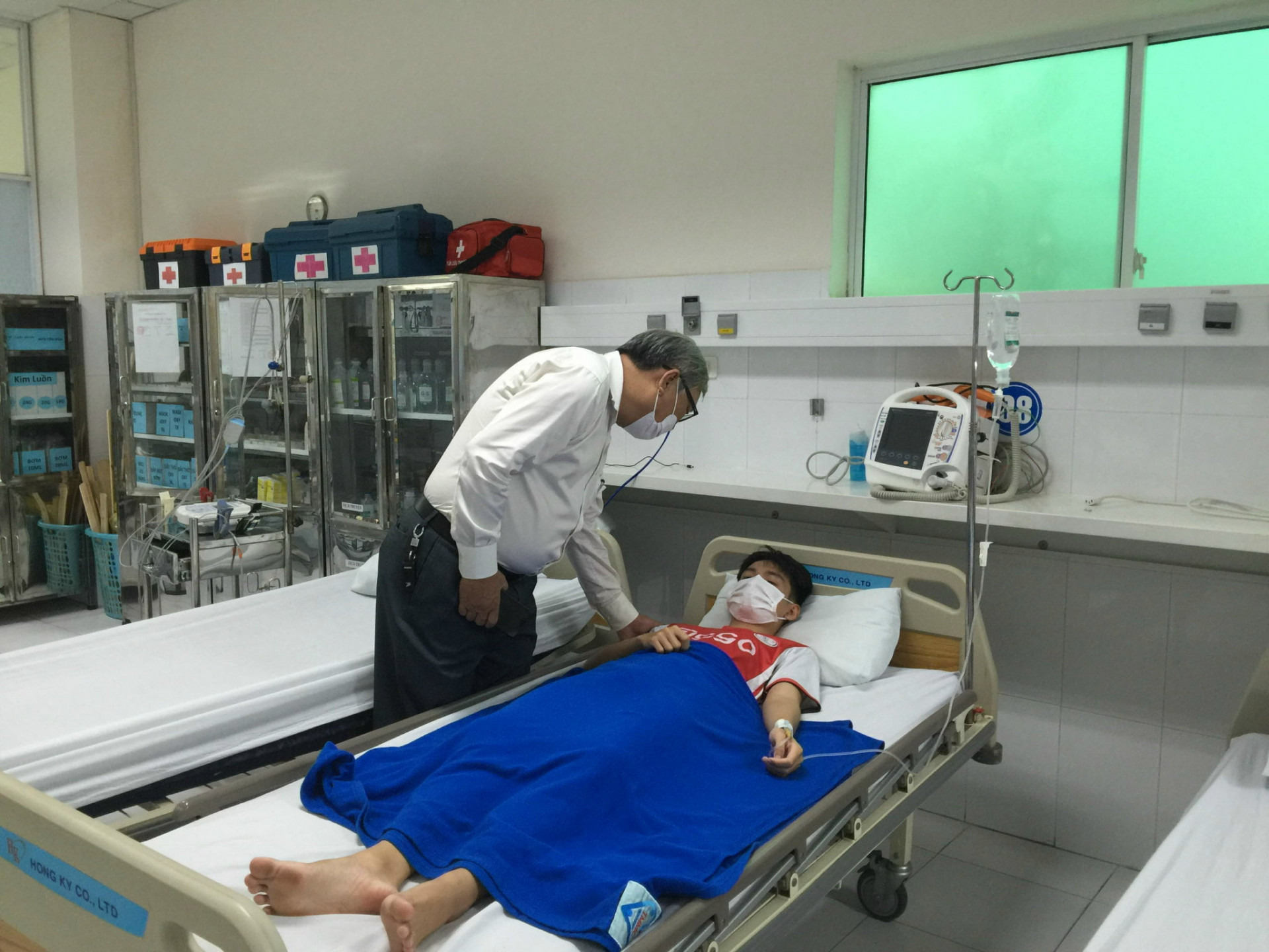 Lãnh đạo nhà trường thăm hỏi, động viên học sinh đang theo dõi, điều trị tại Bệnh viện Vinmec Nha Trang. 