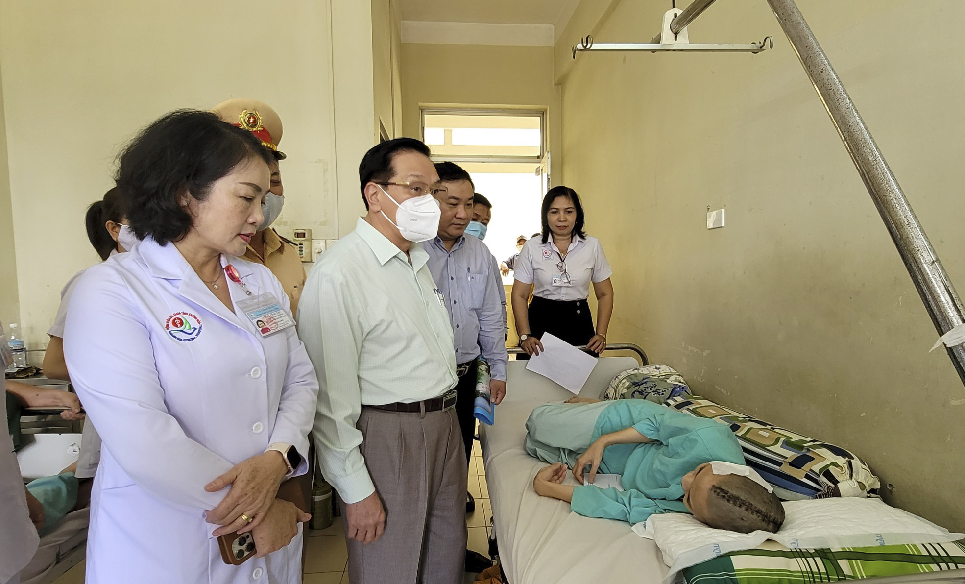 Thăm, tặng quà các nạn nhân bị tai nạn giao thông