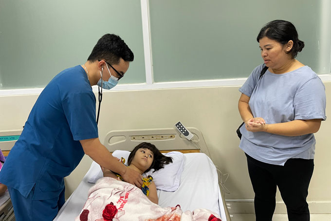 Bác sĩ khám cho một học sinh tại Bệnh viện 22-12.