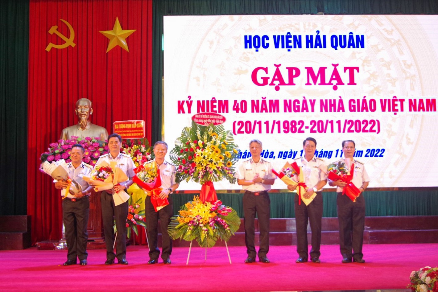 Lãnh đạo Quân chủng Hải quân tặng hoa chúc mừng Học viện Hải quân