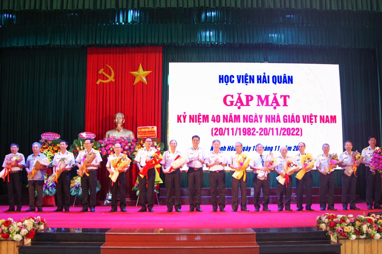 Lãnh đạo Đảng uỷ, Ban Giám đốc Học viện Hải quân tặng hoa tri ân các nhà giáo nguyên là thủ trưởng, ban giám đốc học viên