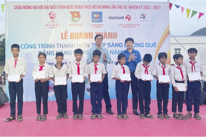 Khánh thành công trình thanh niên, tặng nhà và học bổng tại xã Cam Thịnh Tây