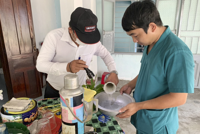 Nhân viên y tế Trung tâm Kiểm soát bệnh tật tỉnh kiểm tra phòng, chống sốt xuất huyết tại huyện Cam Lâm. 