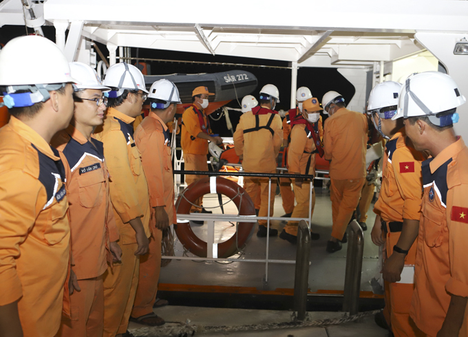 Cứu nạn 2 thuyền viên người nước ngoài bị nạn trên biển