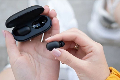 Dùng tai nghe lâu ngày không vệ sinh, có hại gì?