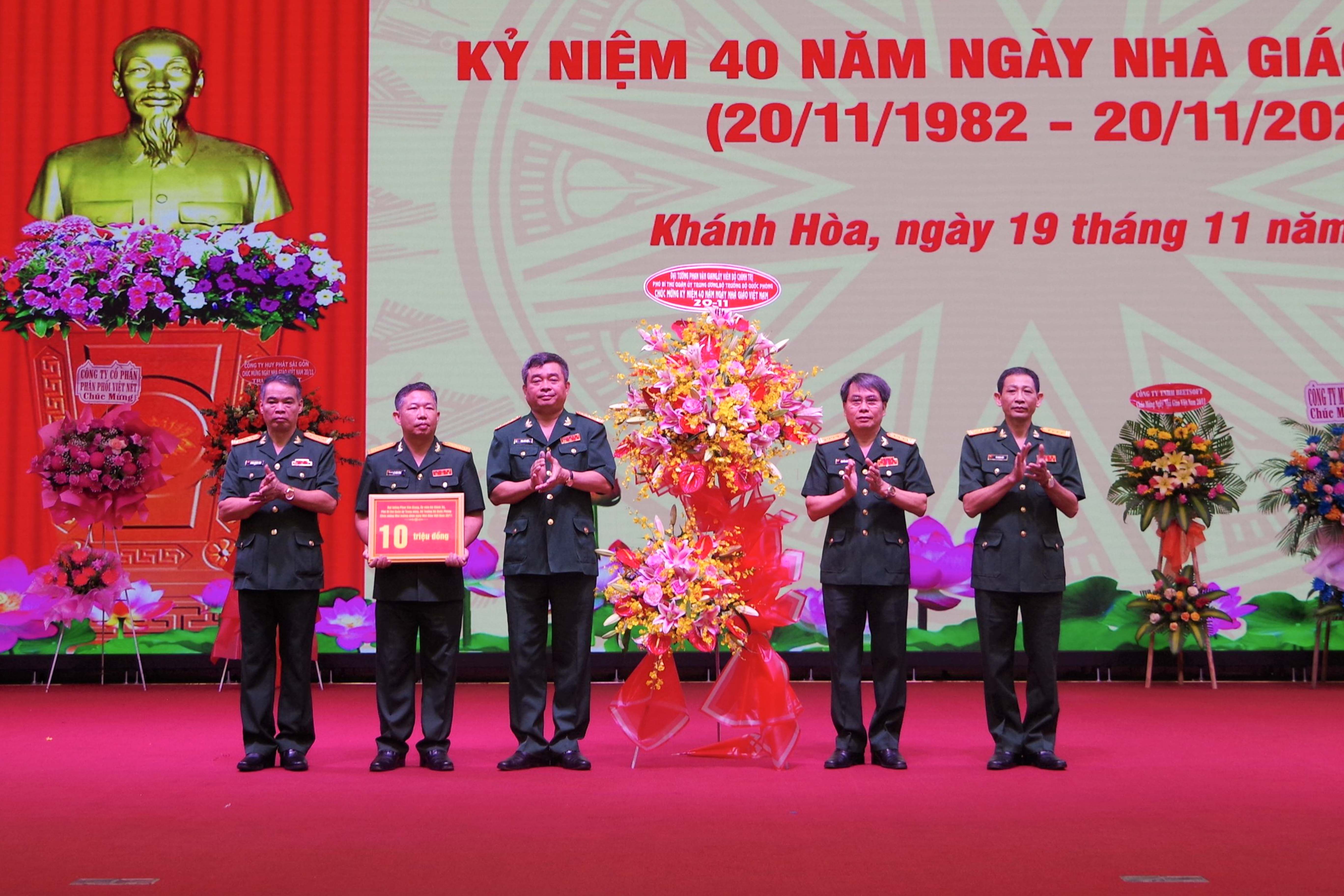 Trường Sĩ quan Thông tin: Tổ chức gặp mặt kỷ niệm ngày Nhà giáo Việt Nam