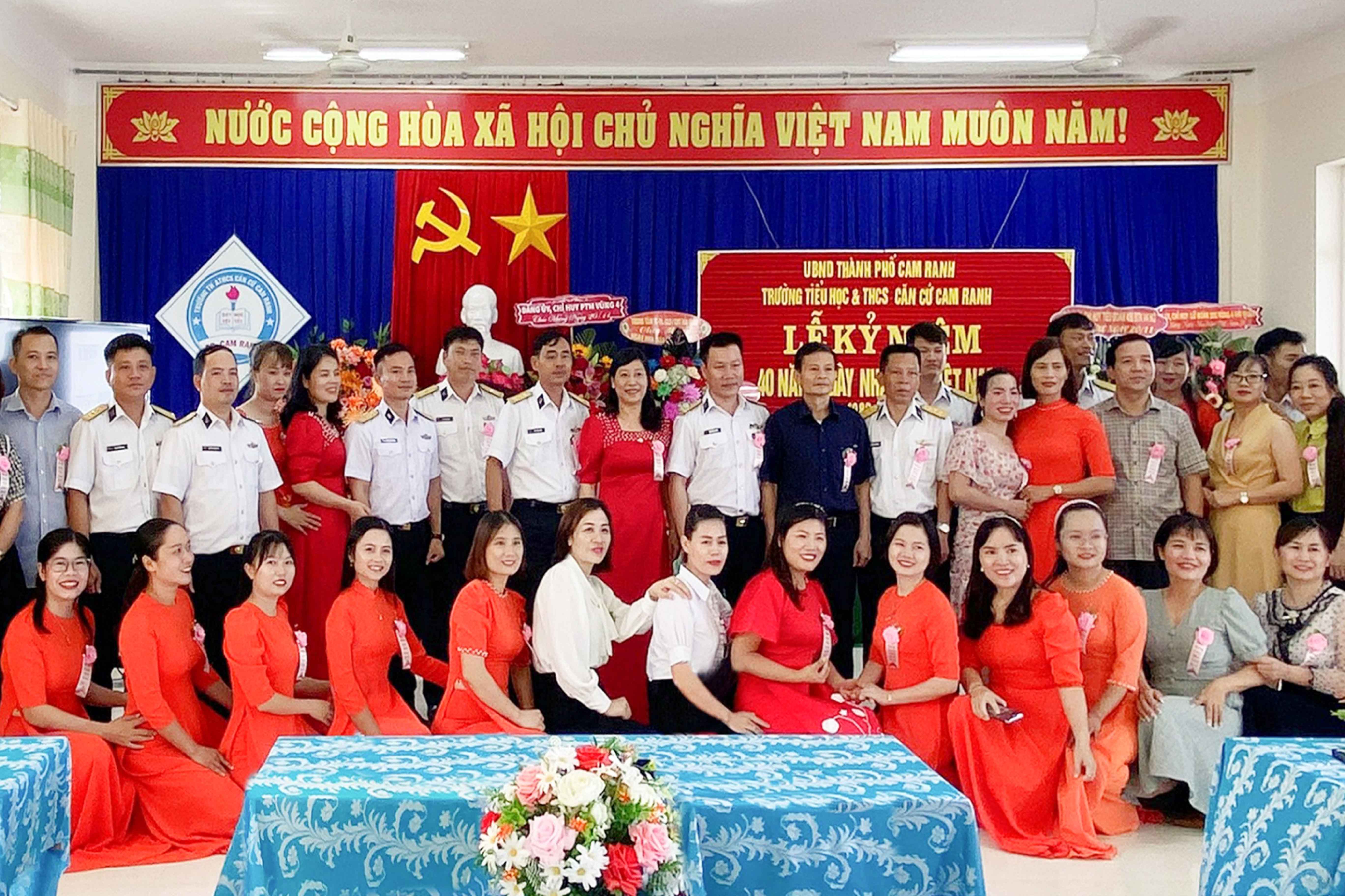 Lữ đoàn 101: Thăm, chúc mừng các cơ sở giáo dục nhân kỷ niệm 40 năm Ngày nhà giáo Việt Nam