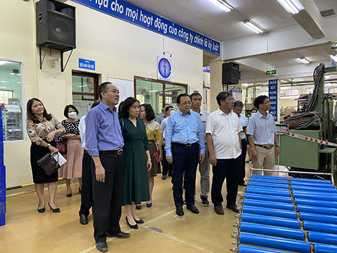 Các vị lãnh đạo và thành viên đoàn công đến thăm, khảo sát tại Nhà máy thuốc lá Khatoco Khánh Hòa.