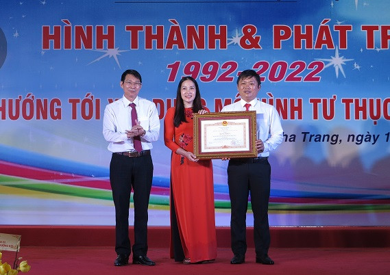 Ông Đinh Văn Thiệu trao bằng khen của Thủ tướng Chính phủ cho nhà trường. 