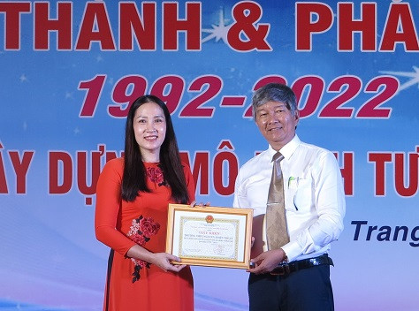 Ông Lê Đình Thuần - Phó Giám đốc Sở Giáo dục và Đào tạo trao giấy khen của sở cho nhà trường. 