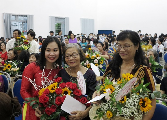 Cô Phạm Thị Thanh Huyền - Phó Hiệu trưởng nhà trường tặng hoa chúc mừng các thầy cô đã nghỉ hưu.