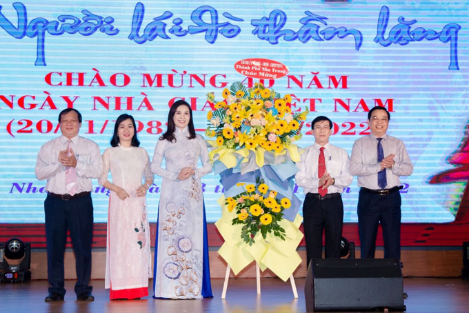 Lãnh đạo TP. Nha Trang tặng hoa chúc mừng Phòng Giáo dục và Đào tạo thành phố.