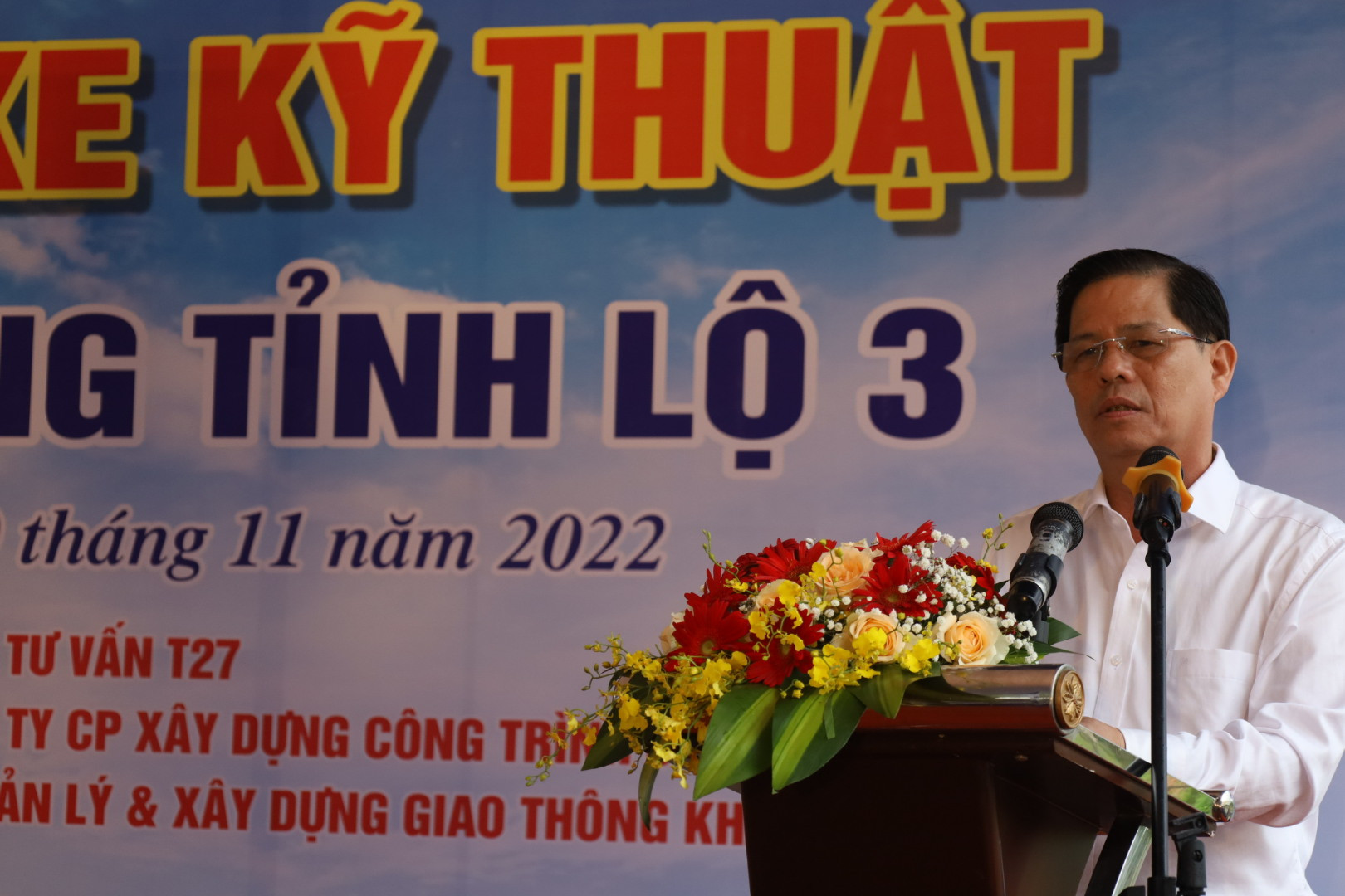 Ông Nguyễn Tấn Tuân phát biểu chỉ đạo tại lễ thông xe.