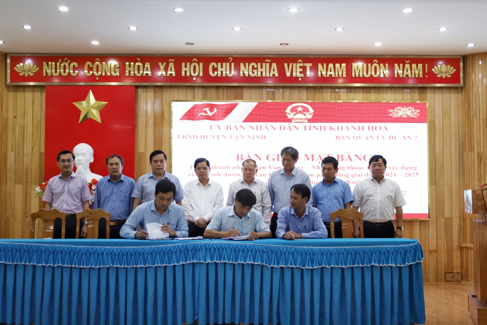 Lãnh đạo tỉnh chứng kiến lễ ký kết bàn giao mặt bằng giữa huyện Vạn Ninh và Ban Quản lý dự án 7.