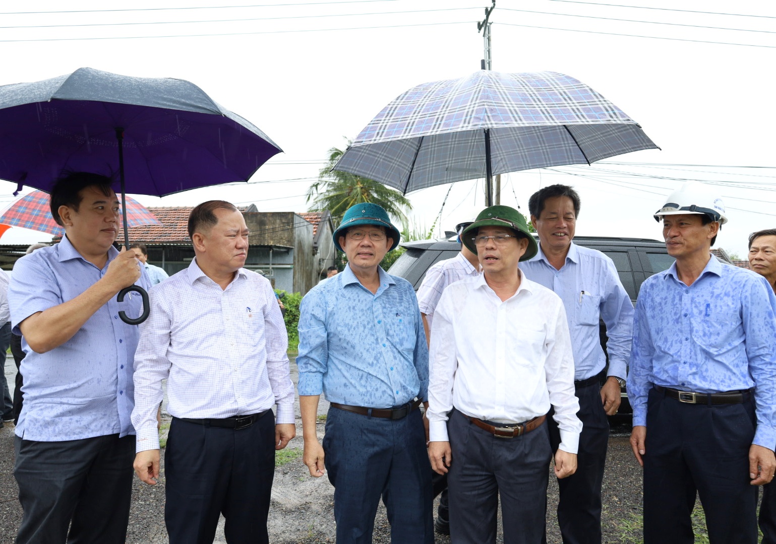 Ông Nguyễn ấn Tuân cùng đoàn công tác đi kiểm tra thực tế việc bàn giao mặt bằng trên địa bàn thị xã Ninh Hòa.