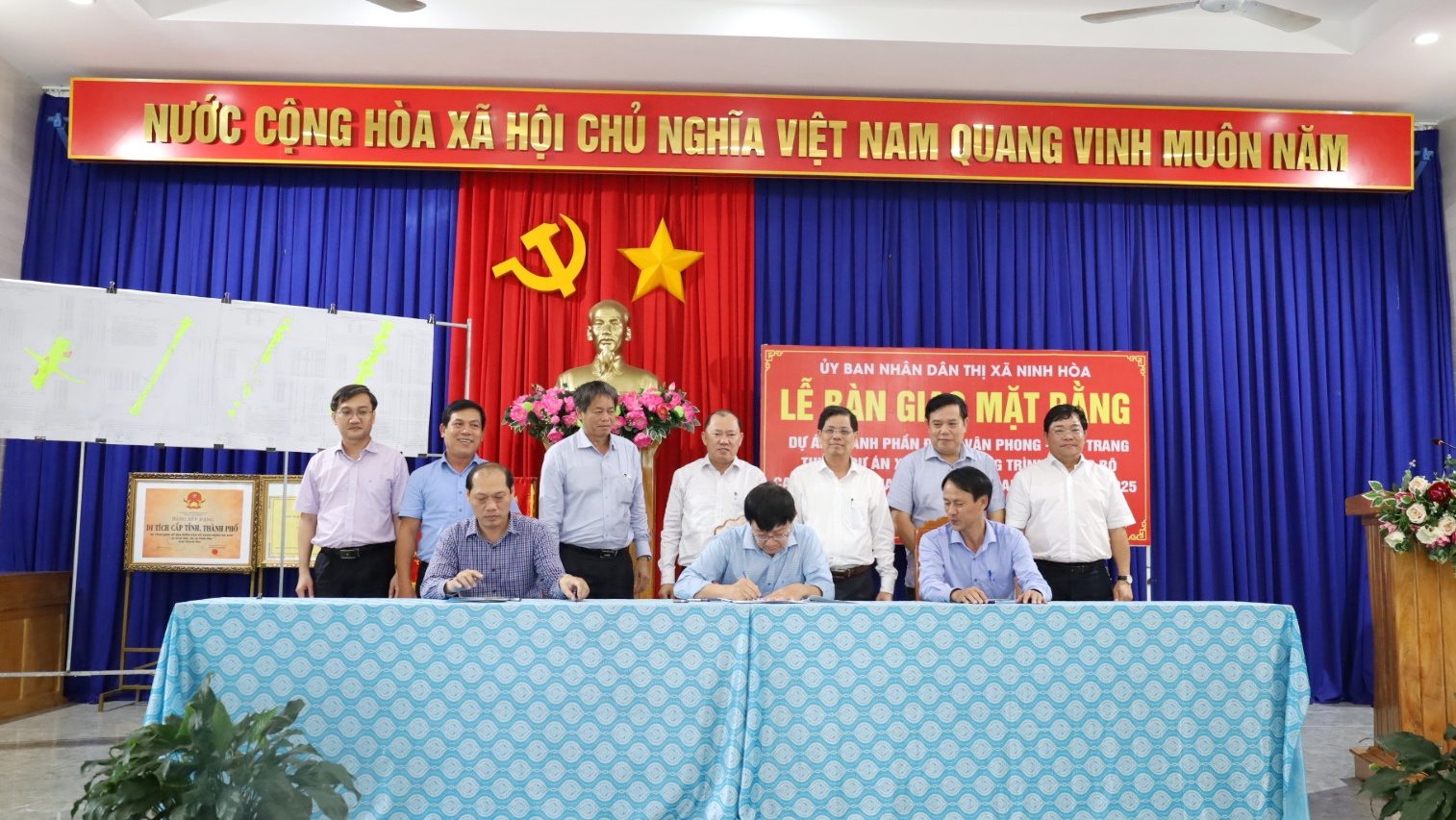 Lãnh đạo tỉnh chứng kiến lễ ký kết bàn giao mặt bằng giữa thị xã Ninh Hòa và Ban Quản lý dự án 7.