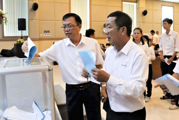 Bỏ phiếu bầu ban chấp hành tại đại hội một công đoàn cơ sở thành viên của Công đoàn Công ty Cổ phần Điện lực Khánh Hòa.