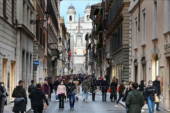Người dân di chuyển trên đường phố tại Rome, Italy. Ảnh tư liệu: AFP/TTXVN